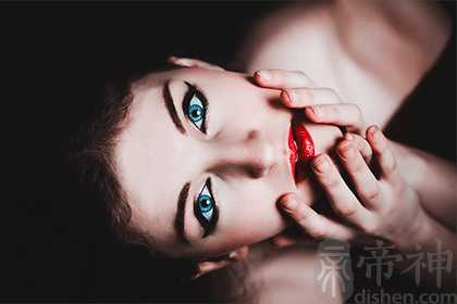 天生皮肤白的女人命好 藏黑露白是什么意思 天生皮肤白的女人命好 藏黑露白是什么意思
