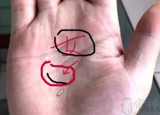 手相女字纹，代表家财万贯，不会为钱发愁