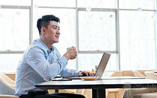 男人鱼尾纹多面相代表什么 代表着遇事优柔寡断