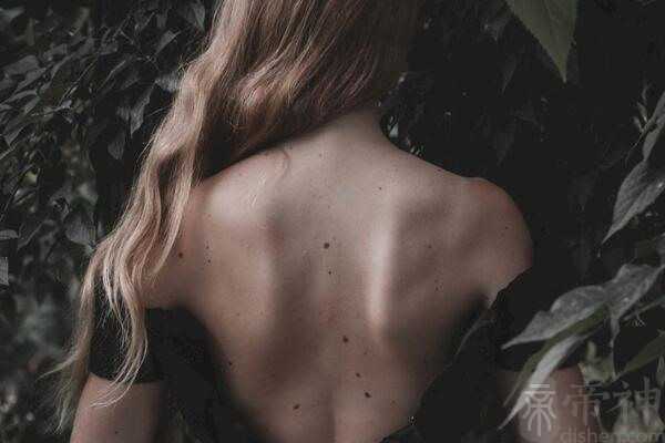 女的后背有痣图解大全 脊柱有痣前程无限