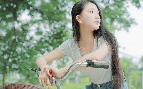 右边太阳穴有痣好不好 典型的天生好命之兆