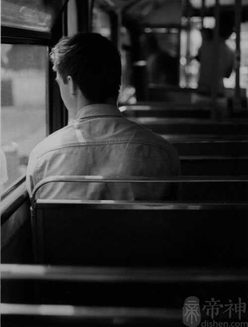 梦见狗咬自己的手 预示着可能最近有口角摩擦