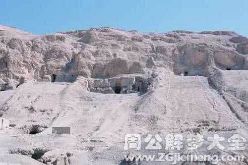 梦见祖坟被挖平了