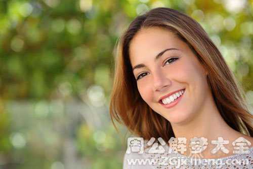 梦见死人活了冲自己笑