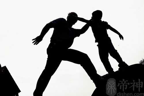梦见爸爸被别人打