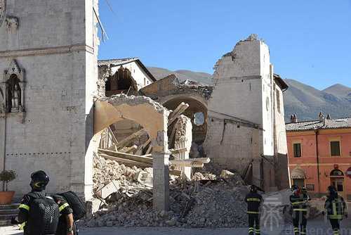 梦见爸爸奶奶在地震中