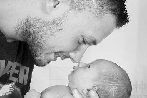 梦见爸爸年轻帅气