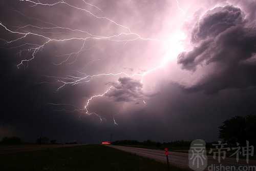 梦见爸爸的腿被闪电劈断了