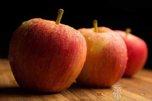 梦见拿苹果回家看爸爸