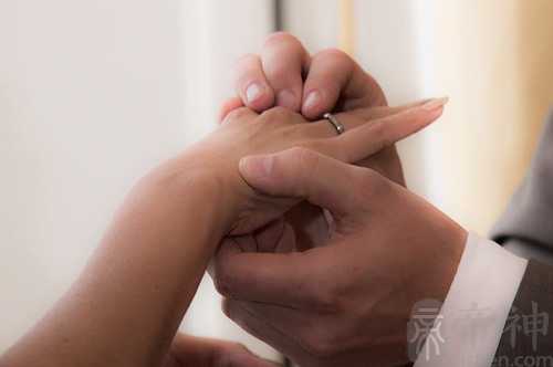 梦见爸爸出轨阿姨