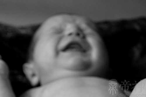 梦见爸爸搂着我哭