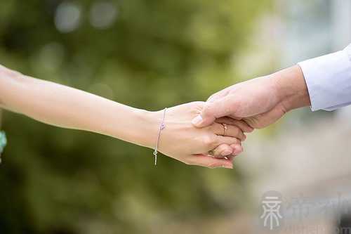 梦见已故的爸爸拉我手