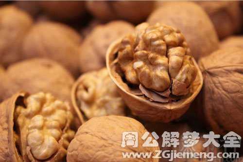 梦见女人梦见捡核桃