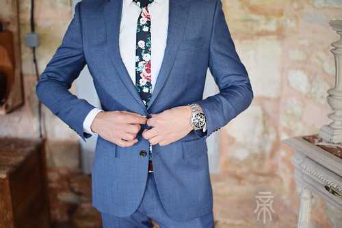 梦见爸爸穿红色西服