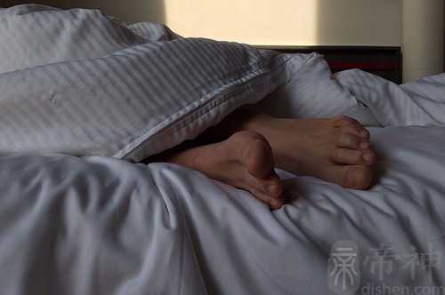梦见爸爸腿疼睡在床上