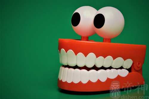 梦见爸爸牙掉了出血了