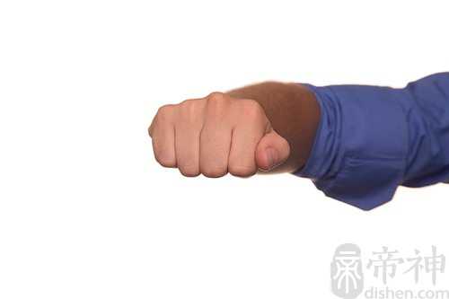梦见爸爸乱打人