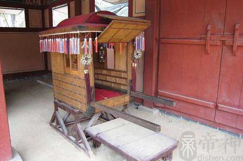 梦见爸爸坐爷楼轿子