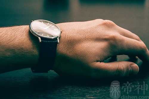 梦见爸爸给我两块手表