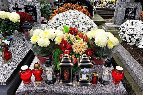 梦见爸爸的坟要迁