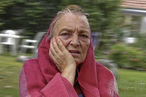 梦见爸爸嘴歪摔倒中风