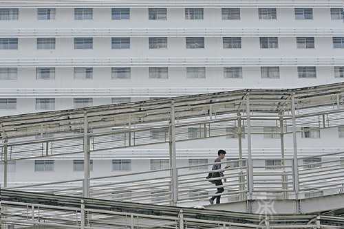 梦见爸爸和陌生人说话