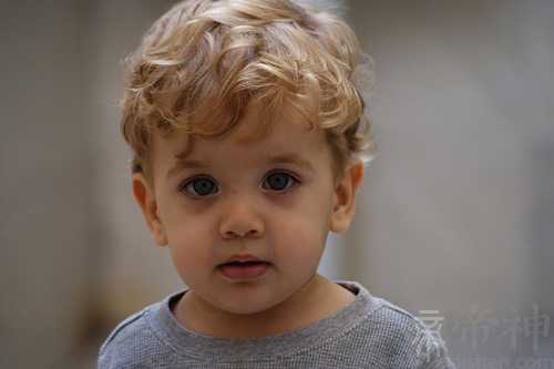 梦见爸爸头发金色