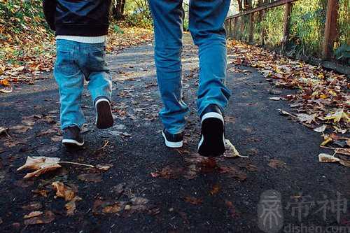 梦见爸爸追着哥哥打