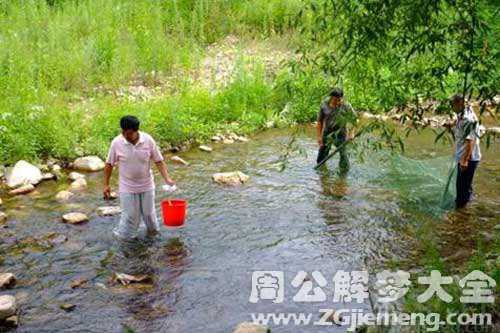 梦见从河里打水