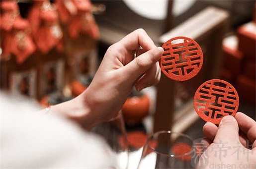 现在订婚五金是哪五金 五金一钻指的是什么 现在订婚五金是哪五金 五金一钻指的是什么